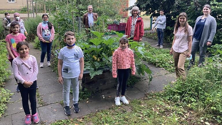 Das Projekt blüht und gedeiht: Werner Bonengel von der Oskar-Soldmann-Stiftung besichtigte den florierenden Schulgarten der Rückertschule.