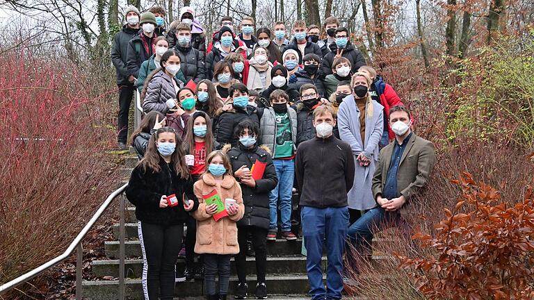 Gemeinsam auf einem Foto, die DaZ-Klasse der Mönchbergschule Würzburg und die Klasse 9aM der Mittelschule Höchberg, zusammen mit den Lehrkräften Mark Daues, Sebastian Lang, Mareike Eder und Schulleiter Alban Schraut.