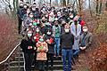 Gemeinsam auf einem Foto, die DaZ-Klasse der Mönchbergschule Würzburg und die Klasse 9aM der Mittelschule Höchberg, zusammen mit den Lehrkräften Mark Daues, Sebastian Lang, Mareike Eder und Schulleiter Alban Schraut.