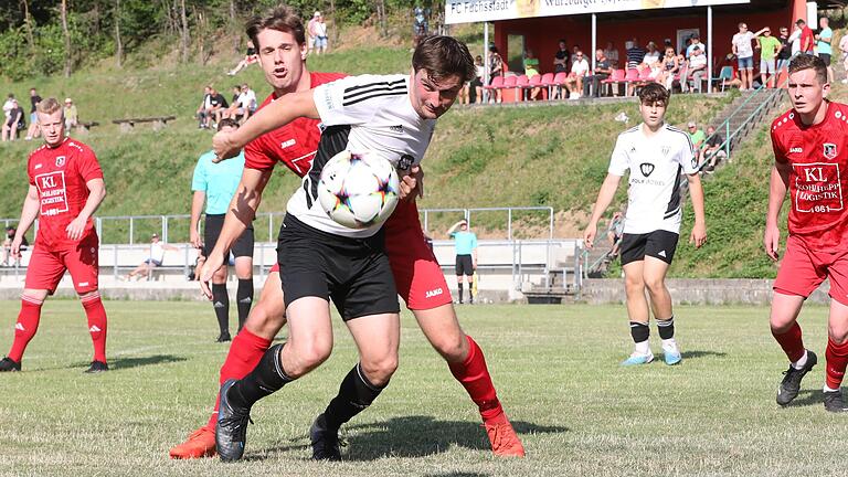 Wird er ein Nullfünfer? Stürmer Markus Einsiedler (am Ball) spielte am Wochenende zweimal vor beim FC 05 Schweinfurt. Hier setzt er sich gegen den Fuchsstadter Michael Emmer durch.