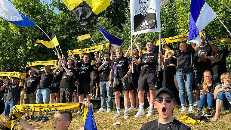 Auswärts immer noch eine Spur enthusiastischer: die Fans und Ultras des Bezirksligisten des TSV Ettleben. Auswärts immer noch eine Spur enthusiastischer: die Fans und Ultras des Bezirksligisten des TSV Ettleben.
