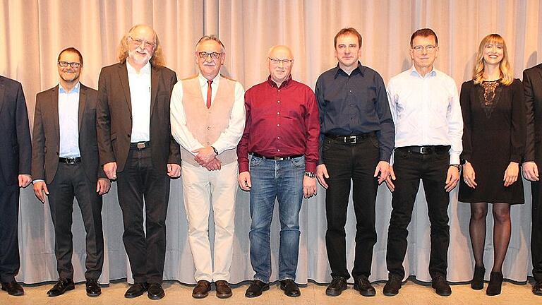 40 Jahre Mitarbeiter der Reich GmbH in Mellrichstadt: Die Geschäftsführer Nina (Zweite von rechts) und André Reich (links) sowie Personalleiter Oliver Thiele (Zweiter von links) freuten sich mit (ab Dritter von links) Anton Bach, Udo Frei, Kurt Hannemann, Joachim Weiß und Harald Schirber über deren lange Betriebszugehörigkeit. Die Glückwünsche des Betriebsrats überbrachte Christian Zirk (rechts). 40 Jahre Mitarbeiter der Reich GmbH in Mellrichstadt: Die Geschäftsführer Nina (Zweite von rechts) und André Reich (links) sowie Personalleiter Oliver Thiele (Zweiter von links) freuten sich mit (ab Dritter von links) Anton Bach, Udo Frei, Kurt Hannemann, Joachim Weiß und Harald Schirber über deren lange Betriebszugehörigkeit. Die Glückwünsche des Betriebsrats überbrachte Christian Zirk (rechts).