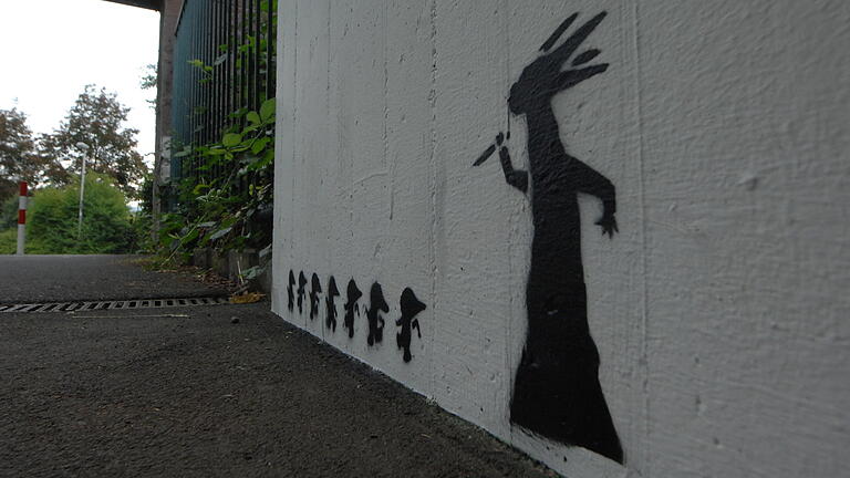 Das Horrorwittchen-Graffito von Valentin Lude in der Unterführung nach Wombach. Das Horrorwittchen-Graffito von Valentin Lude in der Unterführung nach Wombach.