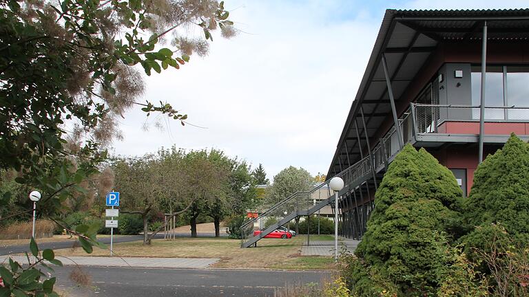 Dann eben keine Zufahrt vom Bergl her: Der Landkreis Schweinfurt wird auf seinem Gelände eine Zufahrt zur Johann-Hinrich-Wichern-Fachakademie für Sozialpädagogik ermöglichen.