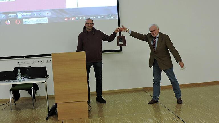 Für den Vortrag von Lokalhistorikers Gerd Walter (links) zum 150. Geburtstag des in Lohr geborenen Senatspräsidenten Friedrich Oegg dankte Wolfgang Vorwerk als Vorsitzender des Geschichts- und Museumsvereins Lohr. Für den Vortrag von Lokalhistorikers Gerd Walter (links) zum 150. Geburtstag des in Lohr geborenen Senatspräsidenten Friedrich Oegg dankte Wolfgang Vorwerk als Vorsitzender des Geschichts- und Museumsvereins Lohr. 