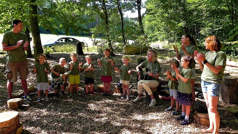 Die Kleinsten sangen kräftig mit, als ihr Waldkindergarten in Hohenroth offiziell eingeweiht wurde.&nbsp;