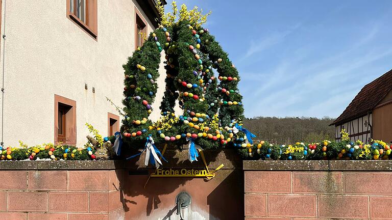 Der Osterbrunnen am Rathaus Hafenlohr.