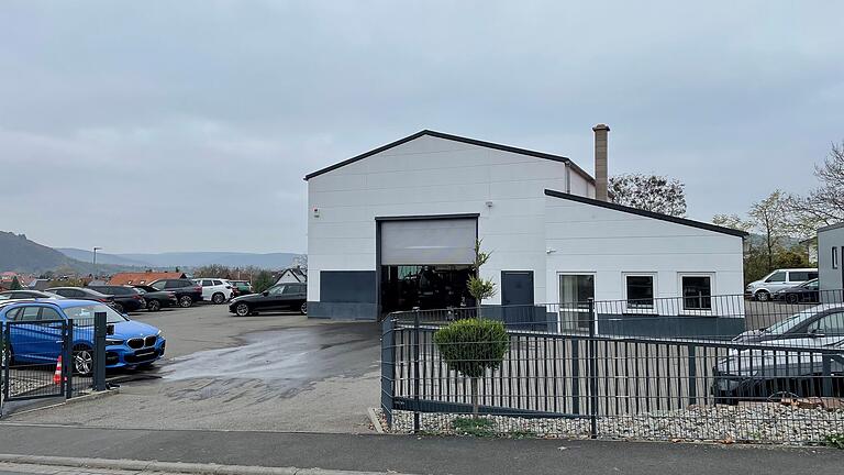 Franks Aufbereitungshalle in der Bodelschwinghstraße steht schräg gegenüber vom Autohaus Köhler. Zu tun gibt es für ihn bereits genug. Halbtags bereitet er nach wie vor die Autos von Privatkunden auf. Franks Aufbereitungshalle in der Bodelschwinghstraße steht schräg gegenüber vom Autohaus Köhler. Zu tun gibt es für ihn bereits genug. Halbtags bereitet er nach wie vor die Autos von Privatkunden auf.