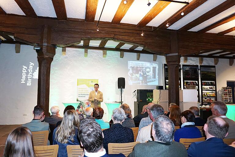 Marco Maiberger, der derzeitige Geschäftsführer des Fränkischen Weinlandes, moderierte den Abend im Anschluss an die Rede von Claudia Bellanti. Dabei ging es unter anderem,um die damalige Gründungszeit sowie um neue Herausforderungen für die 'Gastlichen Fünf' in der Zukunft.