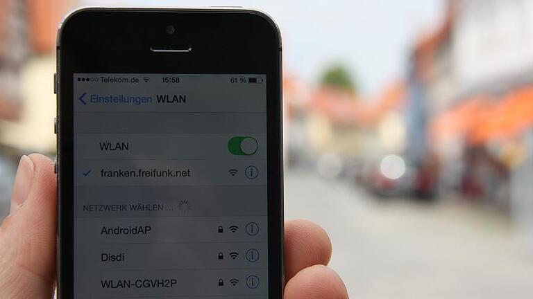 Immer online:Mit Smartphones kann man das freie Netz kostenlos nutzen. Immer online:Mit Smartphones kann man das freie Netz kostenlos nutzen.