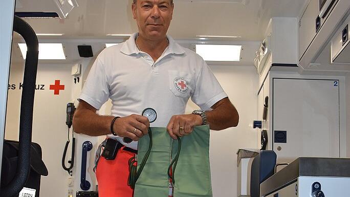 Selbst eine handelsübliche Blutdruck-Manschette käme bei den Oberarmen mancher Patienten an ihre Grenzen. Deshalb gibt es im Schwerlast-Rettungswagen des BRK auch eine Spezialmanschette für Übergewichtige, oder vielleicht auch mal einen Extrem-Bodybuilder. Rettungsassistent Klaus Model präsentiert das Teil, das doch etwas größer ist als die Normal-Manschette im Vergleich.