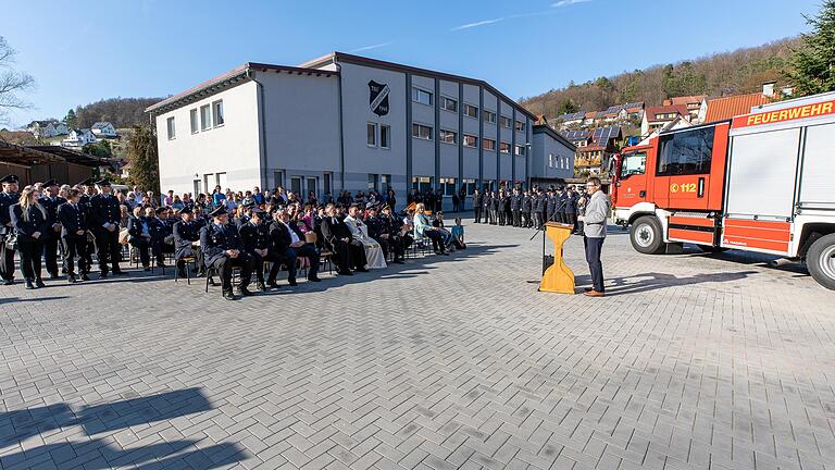 Die feierliche Einweihnung und Segnung des neuen Feuerwehrautos und des neugestalteten Dorfplatzes stieß auf hohes Interesse.