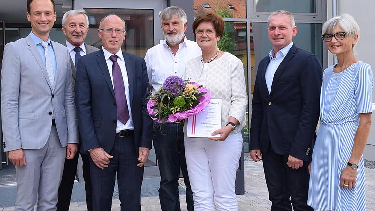 Das 50. Dienstjubiläum von Wernecks Bürgermeisterin Edeltraud Baumgartl feierten mit: (von links) Landrat Florian Töpper, Altbürgermeister Paul Heuler, Personalratsvorsitzender Armin Pfeuffer, Jürgen und Edeltraud Baumgartl, zweiter Bürgermeister Stephan Schäflein und dritte Bürgermeisterin Roswitha Ziegler.