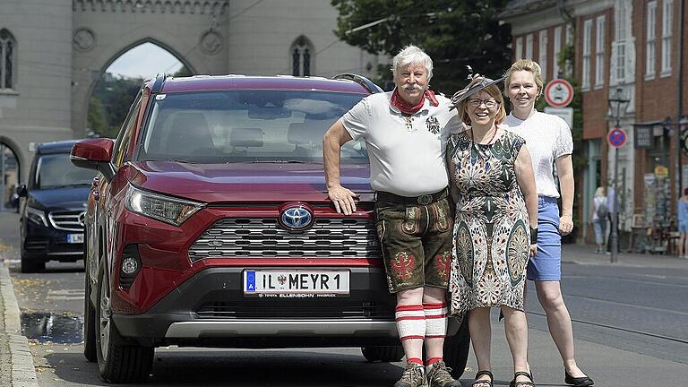 Gerhard Meyer, bekannt als der &bdquo;Schnelle Meyer&ldquo;, weil er als erster DDR-Bürger nach der Grenzöffnung Ungarns über Österreich mit seinem Toyota Corolla nach Passau kam, lebt als &bdquo;glücklicher Hotelier und Gastwirt&ldquo; in Österreich. Der Automarke von damals ist er treu geblieben.