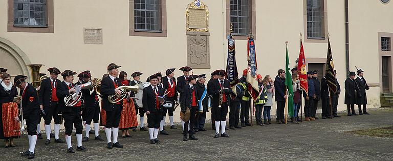 Neben der Bürgerwehr waren auch wieder die Fahnenabordnungen der Vereine und die Steigerwaldkapelle mit dabei.