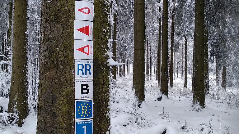 An vielfrequentierten Hauptrouten von Wanderstrecken sieht die Anordnung von Wegemarkierungen so aus wie hier nahe des Roten Moores.