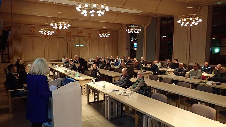 Landrätin Tamara Bischof lobte bei der Begrüßung im Großen Sitzungssaal das Engagement der vielen Ehrenamtlichen.