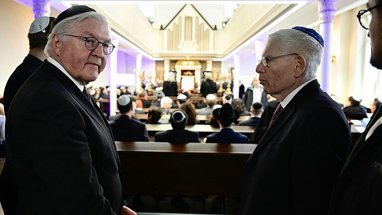 Gefragter Gesprächspartner: Josef Schuster (rechts) am 9. November 2023 in Berlin bei einer Gedenkstunde mit Bundespräsident Frank-Walter Steinmeier.