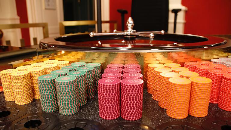 Neuer Croupier in der Spielbank Bad Kissingen - Exakt gestapelt - 20 Chips pro Turm. Neuer Croupier in der Spielbank Bad Kissingen - Exakt gestapelt - 20 Chips pro Turm.