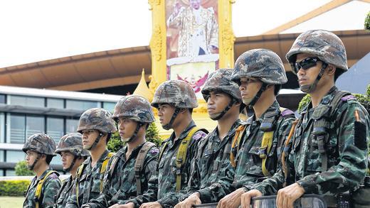 Drastischer Schritt: Thailändische Soldaten beziehen vor einem Bild von König Bhumibol Stellung. Kurz zuvor hatte Armeechef Prayuth Chan-ocha das Kriegsrecht verhängt.