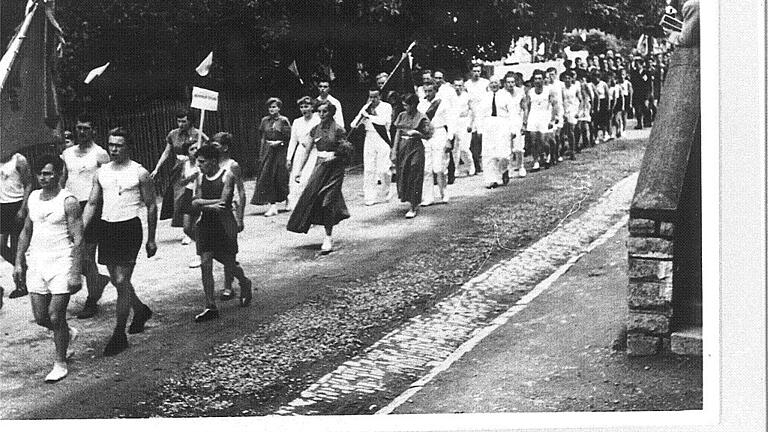 Die Tradition der Täfeles- oder auch Tafelesträger ist schon sehr alt. Die Täfele tragen zu dürfen, war früher eine Ehre. Auch heute bereichert das Täfeletragen immer noch den Festzug. Repro: Elfriede Streitenberger