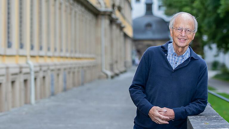 Prof. Ernst Engelke im Garten des Juliusspitals in Würzburg.