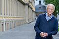 Prof. Ernst Engelke im Garten des Juliusspitals in Würzburg.