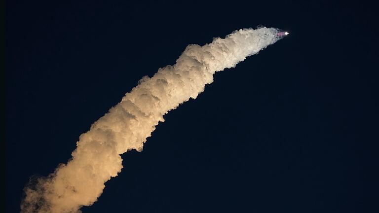 Start einer SpaceX-Rakete       -  Die Mega-Starship-Rakete von SpaceX während des erfolgreichen Testflugs.