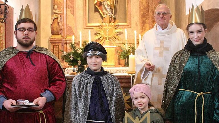 Die Sternsinger (v.l.n.r.) Robert Mark, Leo Schimmer, Frida Lutz, Pfarrer Franz Schmitt und Lilly Schimmer. Die Sternsinger (v.l.n.r.) Robert Mark, Leo Schimmer, Frida Lutz, Pfarrer Franz Schmitt und Lilly Schimmer.