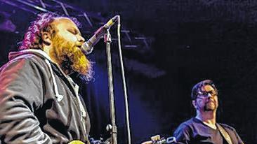 Sänger und Gitarrist: Andreas Kümmert und Jochen Volpert bei einem Konzert. Sänger und Gitarrist: Andreas Kümmert und Jochen Volpert bei einem Konzert.