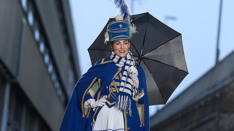 Jana Kiesekamp, 28, Kommandeuse Prinzengarde KaGe Elferrat aus Würzburg'Mir fehlt es zu tanzen, meine Uniform zu tragen und mit meinen Mädels auf der Bühne zu stehen'