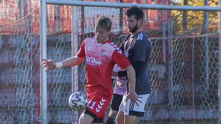 Tabellenführer TSV Aubstadt II (links Torjäger Luck Maric) ist auf dem besten Weg, den Durchmarsch von der Kreisklasse in die Bezirksliga zu schaffen. Mit-Favorit FC Strahlungen (rechts Marco Nöth) überwintert in der Kreisliga Rhön auf dem dritten Platz. Tabellenführer TSV Aubstadt II (links Torjäger Luck Maric) ist auf dem besten Weg, den Durchmarsch von der Kreisklasse in die Bezirksliga zu schaffen. Mit-Favorit FC Strahlungen (rechts Marco Nöth) überwintert in der Kreisliga Rhön auf dem dritten Platz.