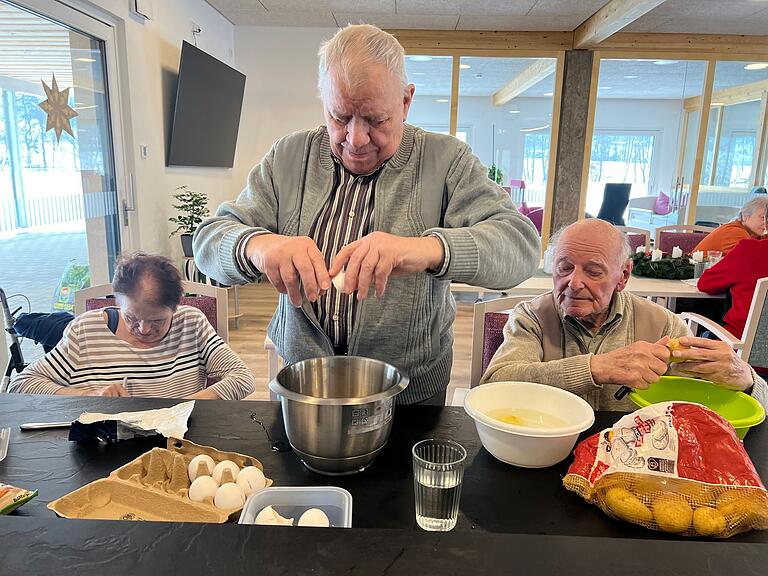 Mit Leidenschaft kochen: Josef Lindner (83) in seinem Element.