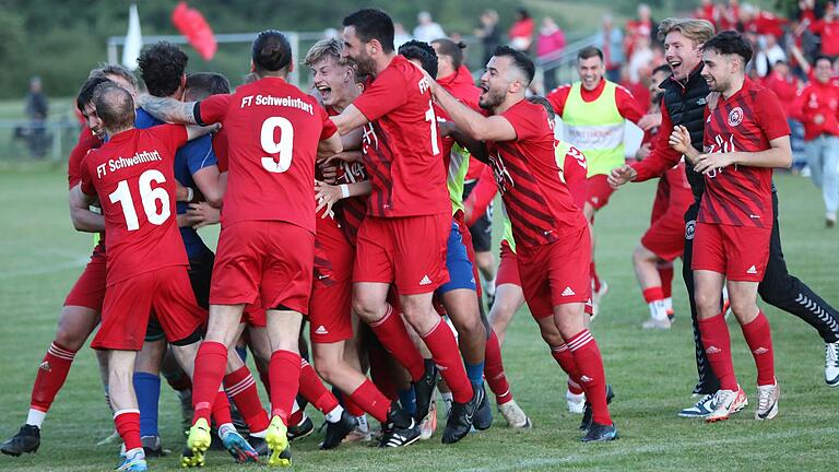 Kein Halten mehr: Nach dem entscheidenden Elfmeter für Schweinfurt startete eine riesige Turner-Party auf dem Euerbacher Fußballplatz.