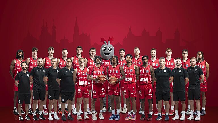 Die FIT/One Würzburg Baskets in der Saison 2024/25: hinten von links: Bazoumana Kone, Christian Skladanowski, Hannes Steinbach, Lukas Wank, Owen Klassen, Zac Seljaas, Maskottchen Olli, Julius Böhmer, Maximilian Ugrai, Fabian Bleck, David Gerhard, David Pisic, Tyrese Williams. Vorne von links: Assistenztrainer Diogo Cunha, Assistenztrainer Marcin Wit, Assistenztrainer Dejan Mihevc, Headcoach Sasa Filipovski, Jonas März, Jhivvan Jackson, Mike Lewis II, Mike Davis Jr., Nelson Phillips, Athletiktrainer Pako Scekic, Teammanager Finn Brenneis, Physiotherapeut Nico Brendel.