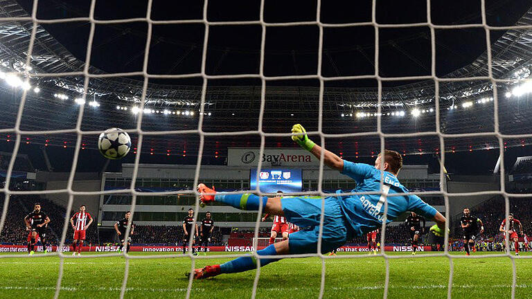 Elfmeter - Kevin Gameiro (hinten) erzielt gegen Torwart Bernd Leno von Leverkusen per Elfmeter das Tor zum 3:1 für Atlético. Foto: Federico Gambarini Elfmeter - Kevin Gameiro (hinten) erzielt gegen Torwart Bernd Leno von Leverkusen per Elfmeter das Tor zum 3:1 für Atlético. Foto: Federico Gambarini