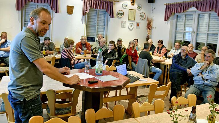 Kein Ortsteil soll sich benachteiligt fühlen, betont Bürgermeister Schneider. So will er auch die Bevölkerung bei seinen Entscheidungen mitnehmen, wie hier bei einer Bürgerversammlung in Horhausen im Jahr 2019.