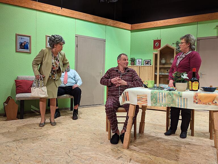Nicht die besten Freunde: Die lebenslustige Oma Mariechen und Mutter Regine, zwischen den Stühlen sitzt Sohn Alex. Nicht die besten Freunde: Die lebenslustige Oma Mariechen und Mutter Regine, zwischen den Stühlen sitzt Sohn Alex.