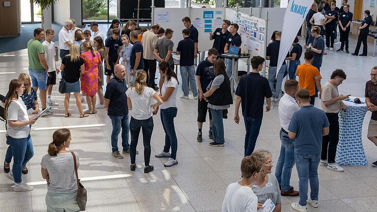 Beim Tag der Ausbildung bei Knauf in Iphofen konnten sich Besucher aus erster Hand über die Ausbildungsberufe und Dualen Studienmöglichkeiten im Unternehmen informieren.