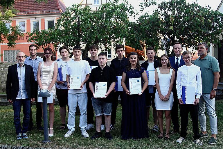 Diese Schülerinnen und Schüler erreichten die besten Ergebnisse beim Qualifizierenden Mittelschulabschluss in den Klassen 9a und 9 g; mit (von links) den Klassenlehrern Jürgen Schimmer und Daniel Hüttner sowie (von rechts) Rektor Raimund Willert und Bürgermeister Michael Ziegler. Diese Schülerinnen und Schüler erreichten die besten Ergebnisse beim Qualifizierenden Mittelschulabschluss in den Klassen 9a und 9 g; mit (von links) den Klassenlehrern Jürgen Schimmer und Daniel Hüttner sowie (von rechts) Rektor Raimund Willert und Bürgermeister Michael Ziegler.