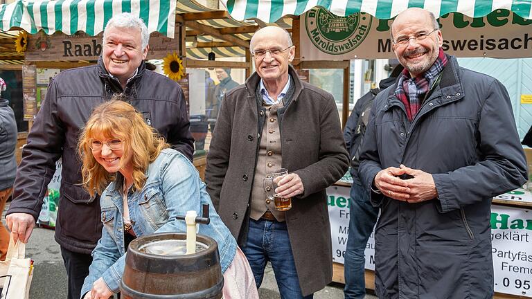 Von links: Bürgermeister Jürgen Hennemann, Landrat Wilhelm Schneider und der Hauptgeschäftsführer des Bayerischen Brauerbundes, Lothar Ebbertz, eröffnen zusammen mit der ehemaligen Bierkönigin Kerstin Friedrich das Genussfestival in Ebern.