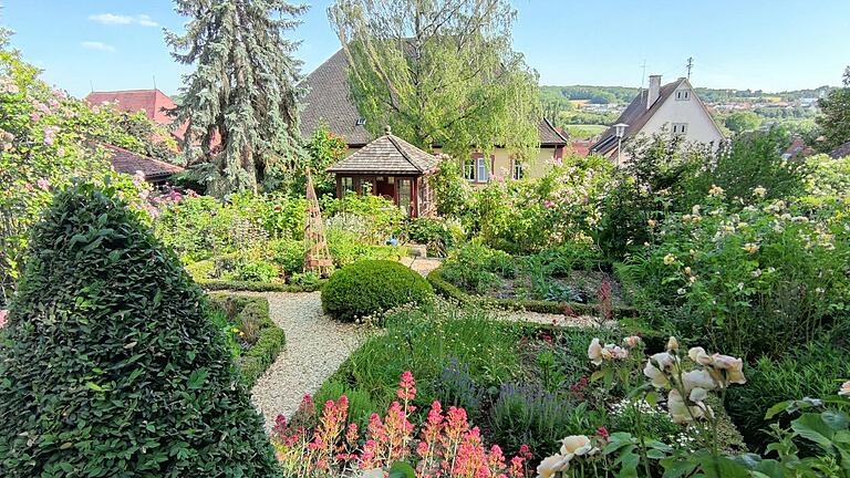 In Frickenhausen öffnet wie in den Vorjahren Marina Wüst ihren romantischen Landhausgarten für das Publikum. Interessierte können das Kleinod bereits am 12. Mai von 10 bis 17 Uhr besichtigen.