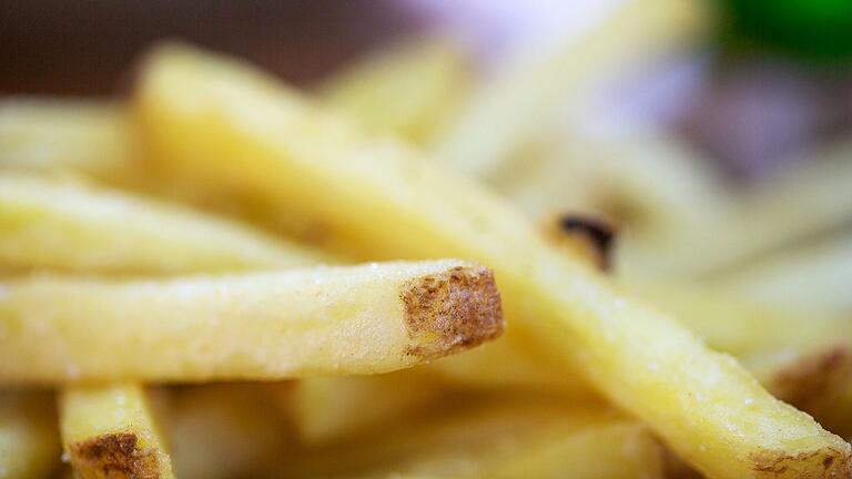 Pommes Frites liegen auf einem Teller - Noch ein wenig blass: Pommes frites werden im Backofen goldiger und kackiger, wenn man öfter mal die Backofentür öffnet, damit die Feuchtigkeit entweichen kann. Pommes Frites liegen auf einem Teller - Noch ein wenig blass: Pommes frites werden im Backofen goldiger und kackiger, wenn man öfter mal die Backofentür öffnet, damit die Feuchtigkeit entweichen kann.