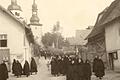 Beim Abendmahlsgottesdienst am Gründonnerstag trugen die Frauen in evangelischen Ortschaften als Kirchentracht Kirchenmäntel, die heute nahezu vollständig aus dem Ortsbild verschwunden sind. Das Foto entstand um 1940 in Aubstadt.