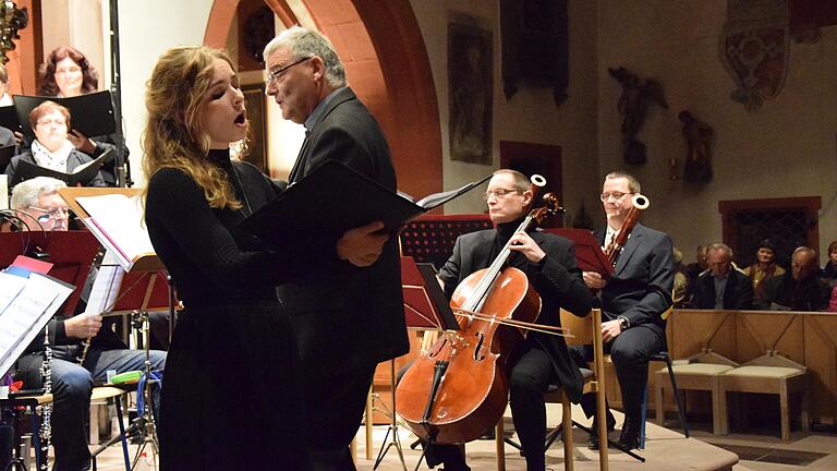 Beim Jahreskonzert der Kantorei St. Andreas mit Chor, Collegium Vocale und Orchester in der Stadtkirche Karlstadt begeisterte die Karlstadterin Sopranistin Julia Schneider als Solistin in zwei Konzertbeiträgen. Im Bild Julia Schneider, dahinter Dirigent Regionalkantor Bernhard Seelbach.