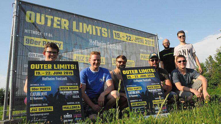 Der runde Geburtstag des JUZ Hofheim wird mit einem 'Outer Limits Spezial' gefeiert. Im Bild vom Organisationsteam (vorne, von links) Lukas Baumeister, Philipp Valtenmeier, Julian Schmidt, Silvio Laudensack, Daniel Fischer sowie stehend Rolf Rogalski und Andreas Ott.