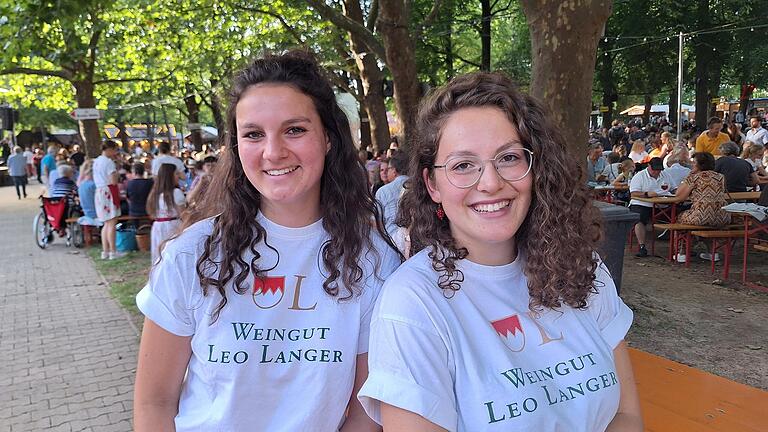 Antonia Langer (rechts) und Elena Binzenhöfer bedienen für das Weingut Leo Langer aus Volkach .