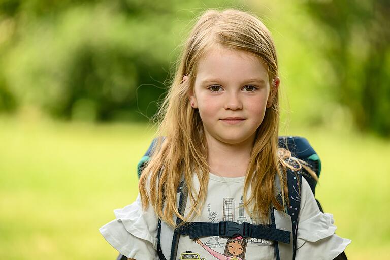 Matilda liebt Tierbücher und will sie alleine lesen können. Matilda liebt Tierbücher und will sie alleine lesen können.