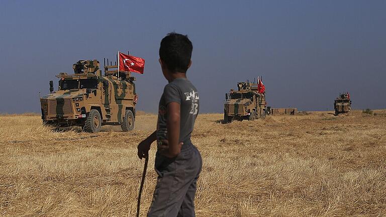 Türkische Truppen an syrischer Grenze       -  Gepanzerte Fahrzeuge der Türkei fahren während einer gemeinsamen Bodenpatrouille mit amerikanischen Streitkräften in der sogenannten &bdquo;Sicherheitszone&ldquo; auf der syrischen Seite der Grenze zur Türkei, nahe der Stadt Tal Abiat im Nordosten Syriens. Inzwischen sind Washington und Ankara auf Kollisionskurs.