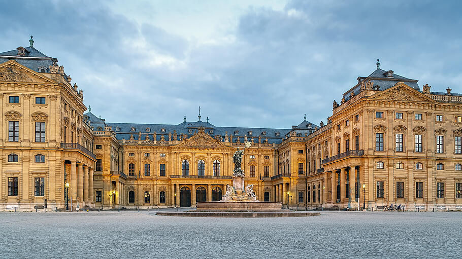 Wurzburg Residence, Germany       -  Majestätisch heiraten in der Hofkirche der Residenz Würzburg.